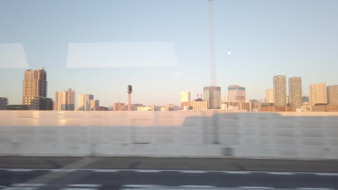 日本东京巴士的侧视图视频下载