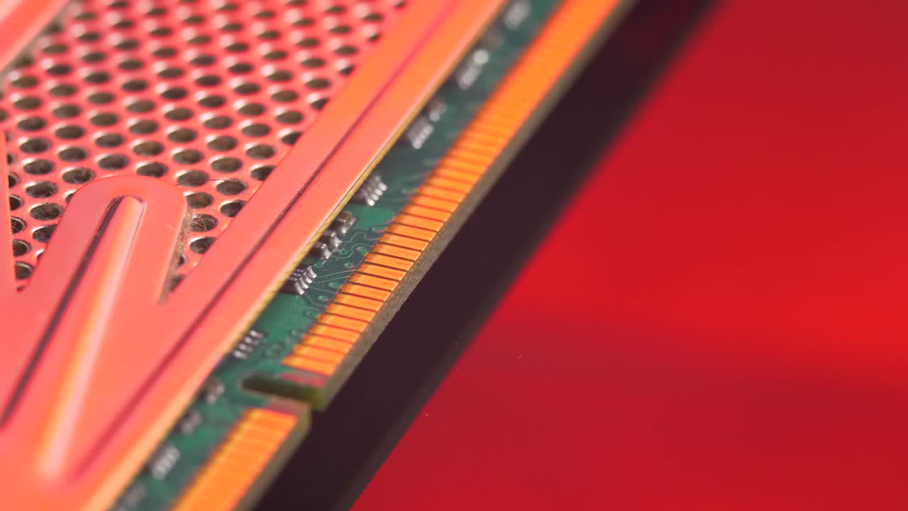 内存模块DDR RAM贴在红光镜面背景上视频素材