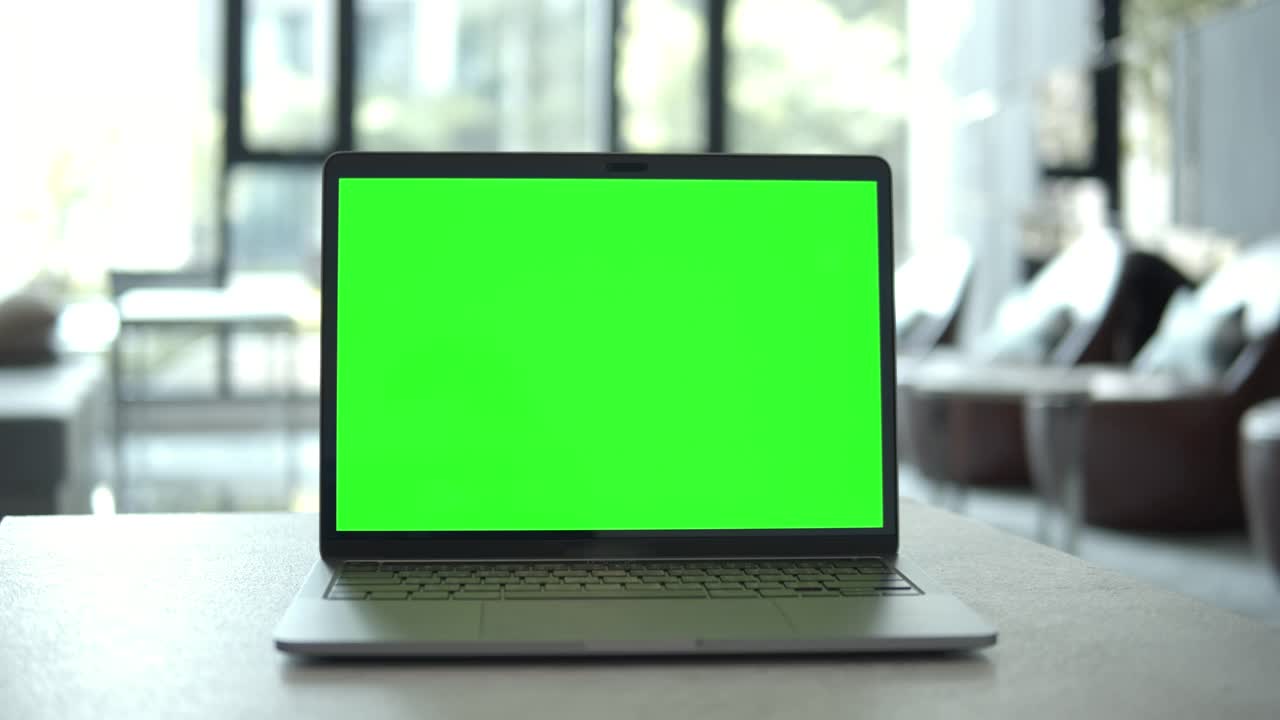多莉拍摄的电脑笔记本电脑的绿色屏幕，没有人视频素材