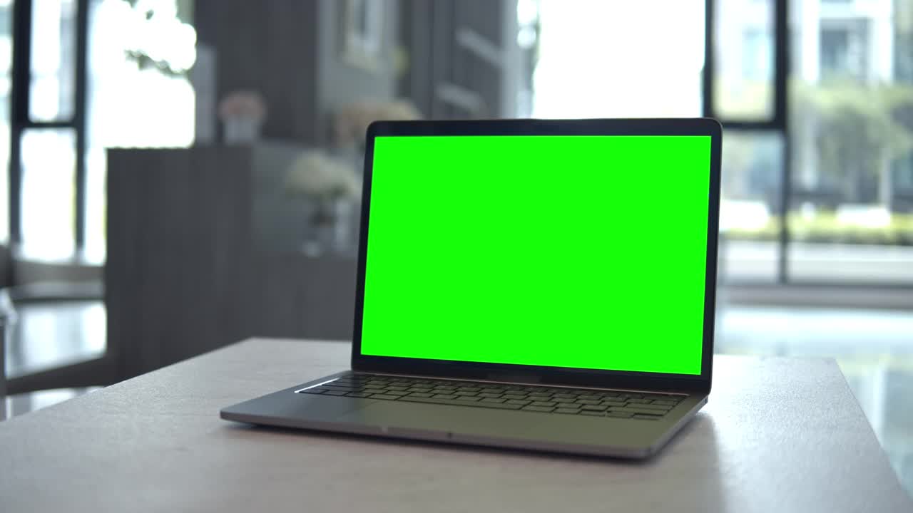 绿色屏幕的电脑笔记本追踪镜头，没有人视频素材