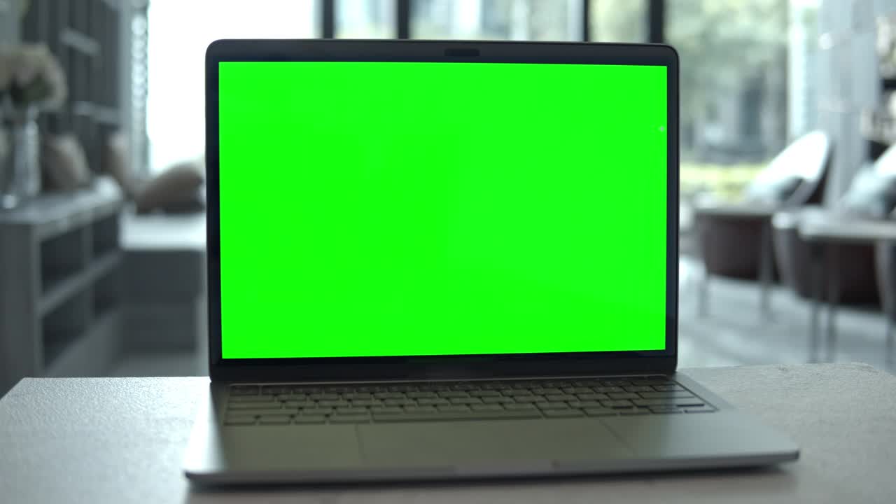 绿色屏幕的电脑笔记本追踪镜头，没有人视频下载