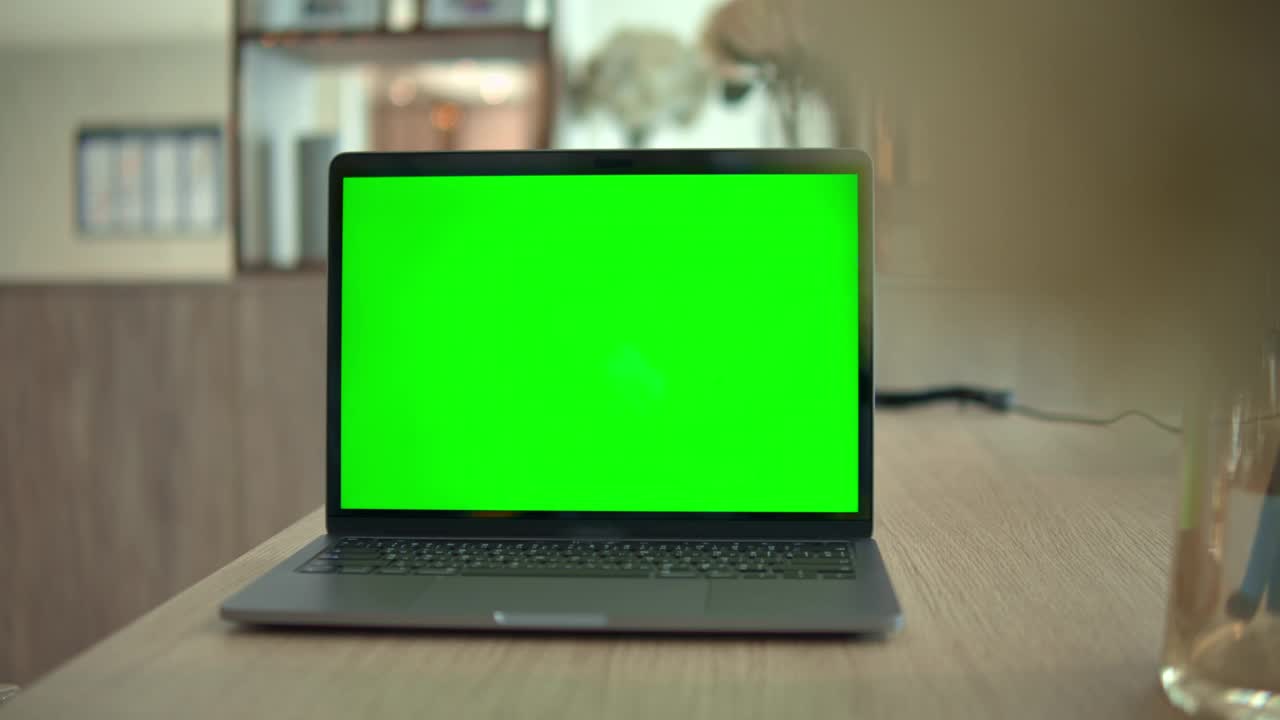 绿色屏幕的笔记本电脑跟踪镜头视频素材