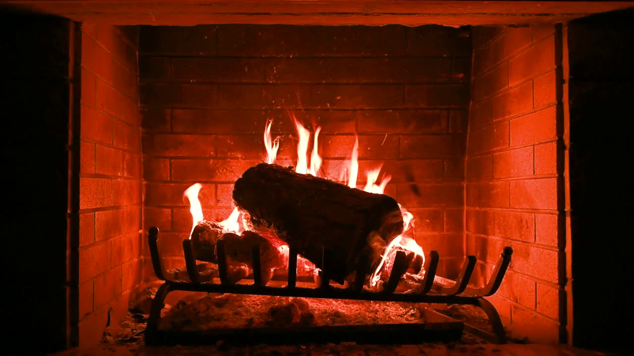 木柴在壁炉里燃烧的视频视频素材