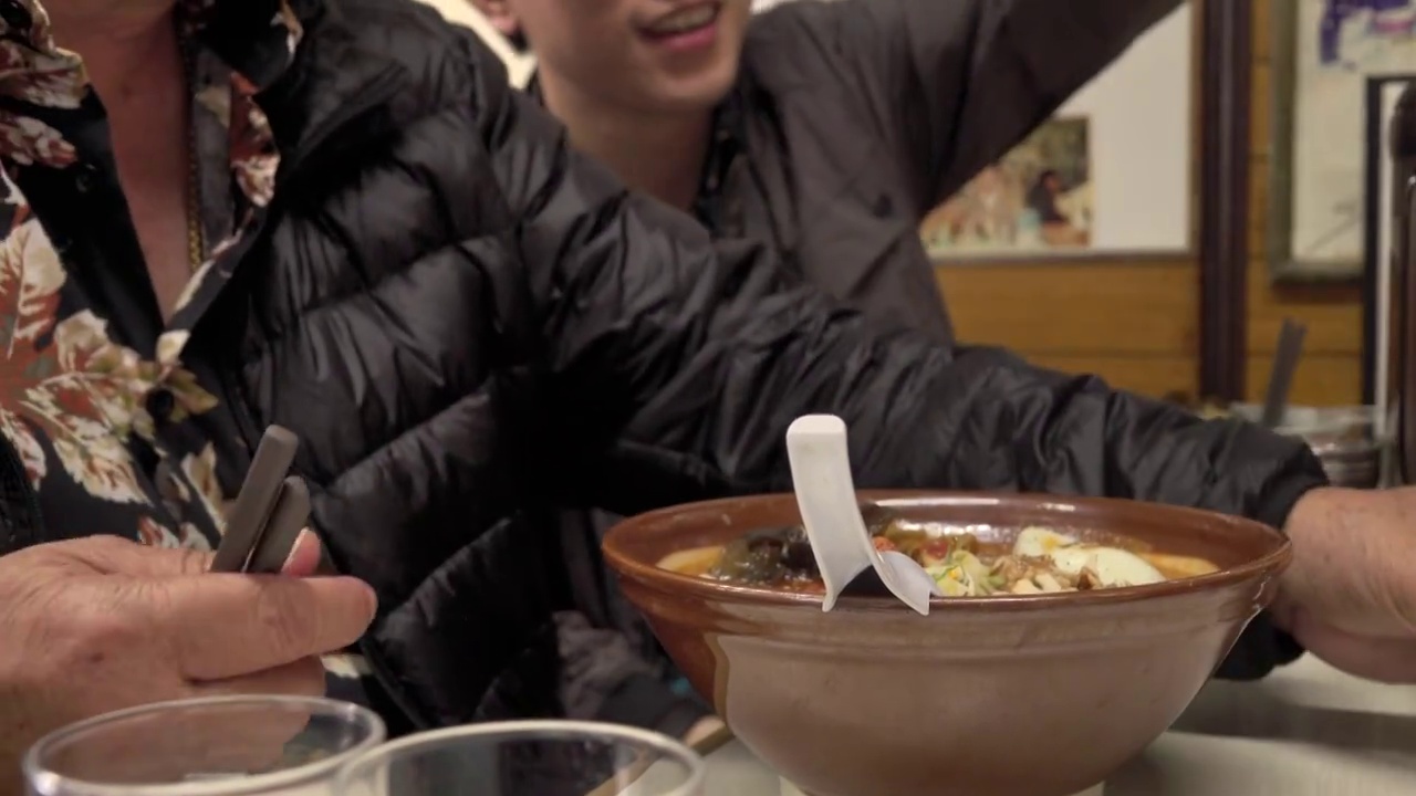饥饿的老人吃拉面，日本面条的高汤视频素材