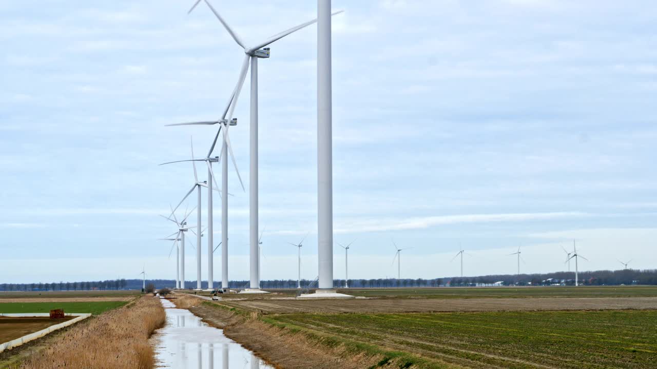 许多风力涡轮机，可再生能源，在春天的一天。风力发电场视频素材