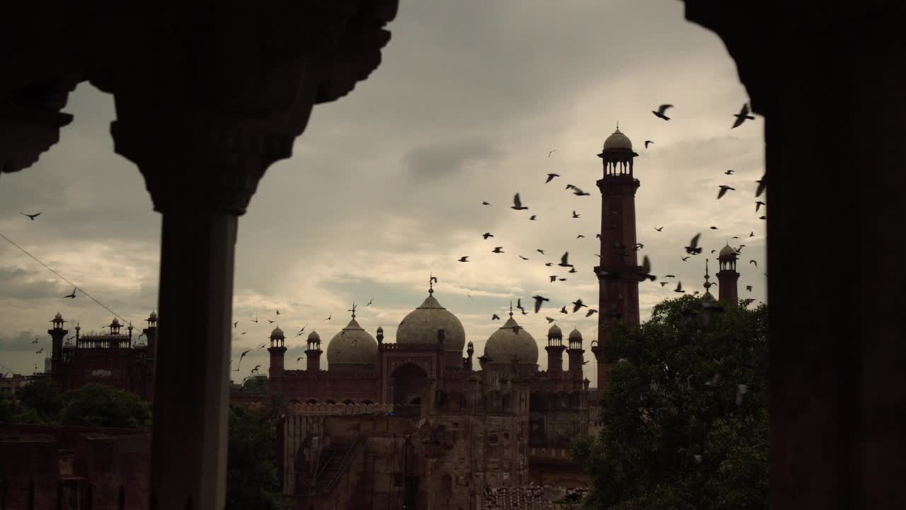 巴基斯坦Badshahi清真寺上空的鸟群视频素材