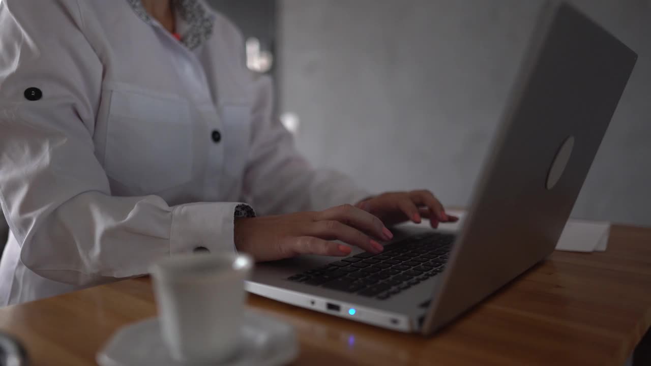 成熟的医生在家里用笔记本电脑工作视频素材
