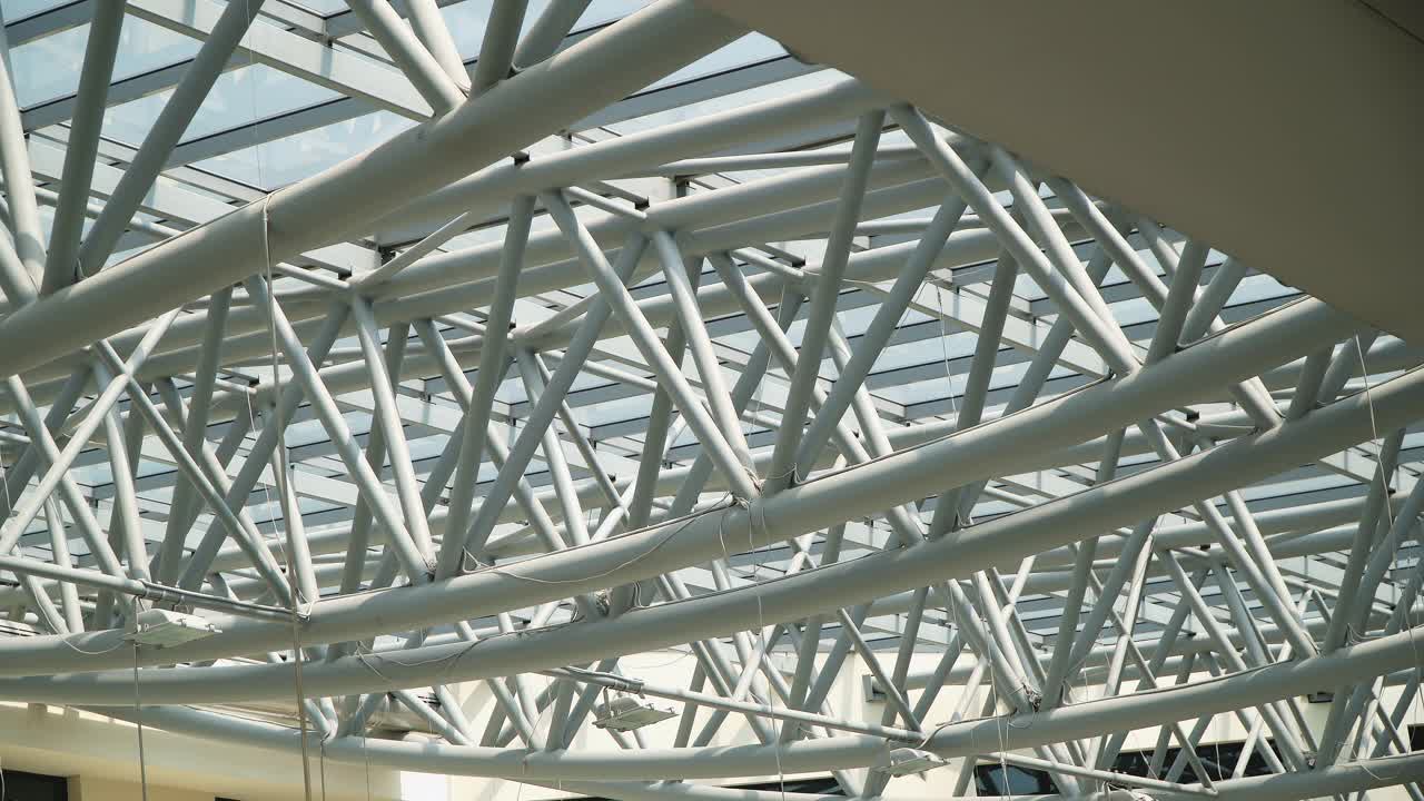 现代建筑的屋顶。摘要高科技建筑背景下，内部金属框架结构的玻璃屋顶带有可锁窗分段视频素材