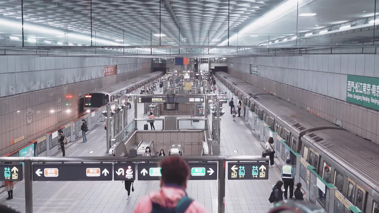 拥挤的人群在繁忙的车站，台湾视频下载