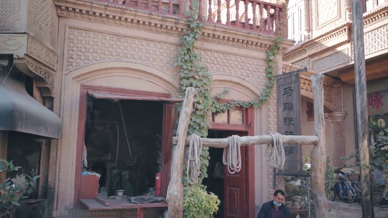 中国新疆喀什旧城的传统铁匠店视频素材