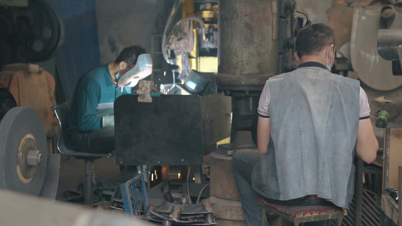 中国新疆喀什，喀什古城的一间铁匠铺视频素材