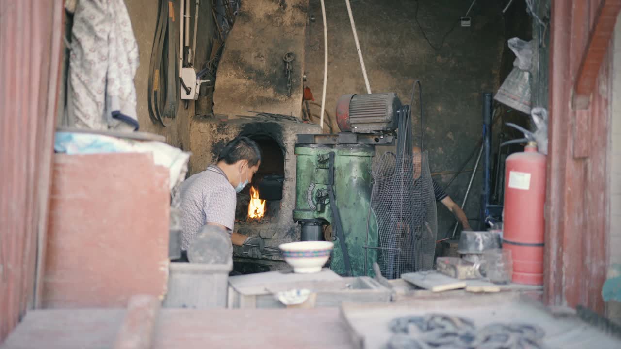 中国新疆喀什旧城的传统铁匠店视频素材