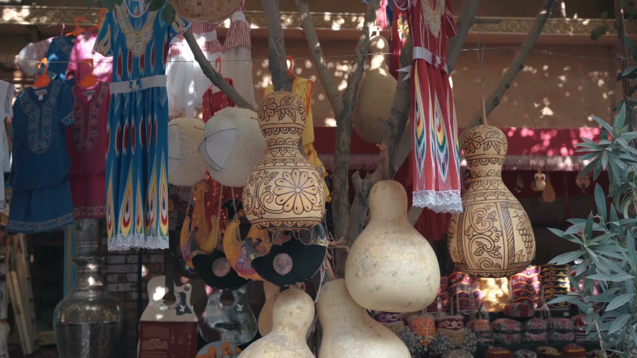 中国新疆喀什市场上出售的维吾尔族传统手工艺品视频下载