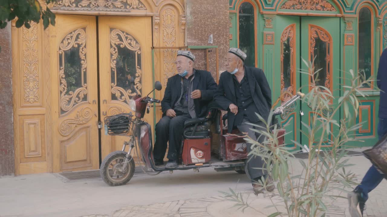 中国新疆喀什老城的维吾尔族老人。视频下载