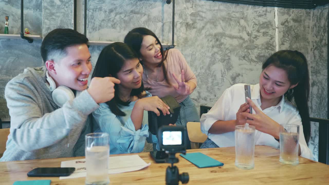 一群年轻的千禧一代网红通过直播摄像机向观众讲述他们的故事视频素材