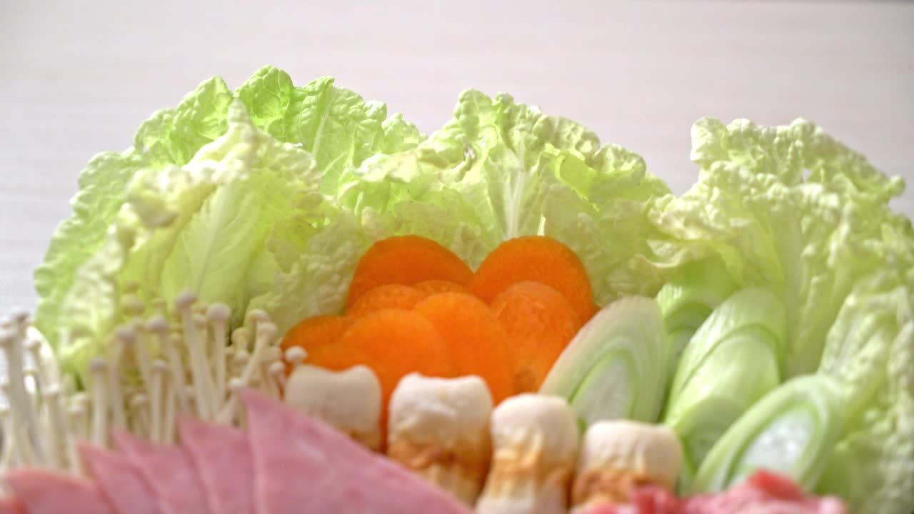 素喜烧或涮锅黑汤，有肉、生的和蔬菜-日本料理风格视频素材
