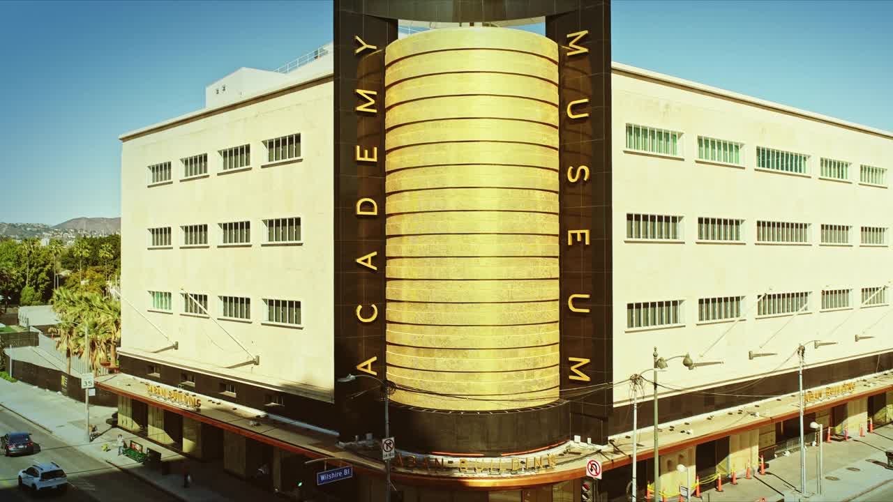 金色瓷砖圆柱角的历史百货商店结构建于1939年的流线型现代风格，现在的电影学院博物馆面对威尔希尔大道的十字路口费尔法克斯大道视频下载