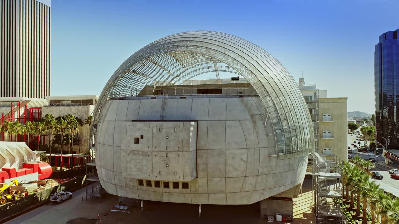 WS天线横跨为电影学院博物馆新建的玻璃圆顶剧院大楼，爬高，以鸟瞰奇迹英里区结束视频下载