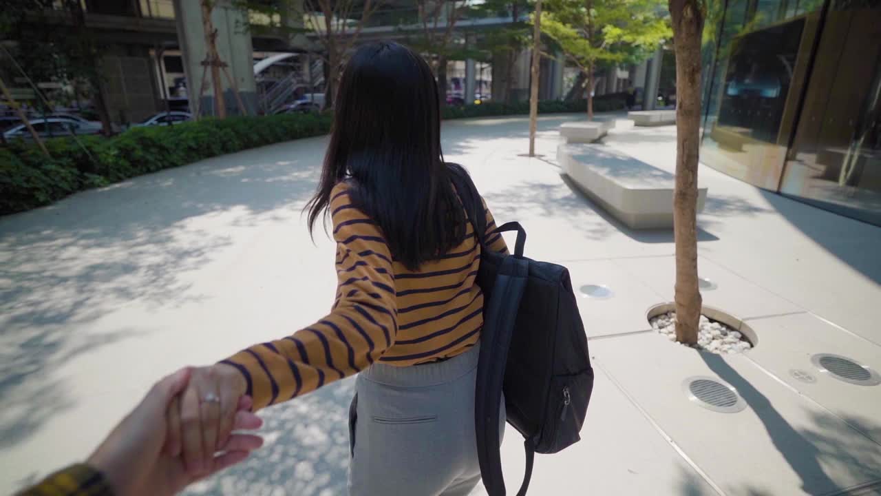 长头发的亚洲女人带着男朋友去视频下载