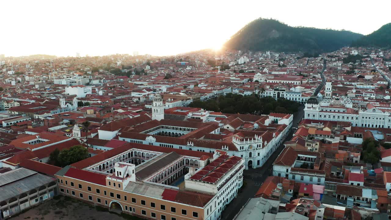 玻利维亚苏克雷殖民城市的老街鸟瞰图视频下载