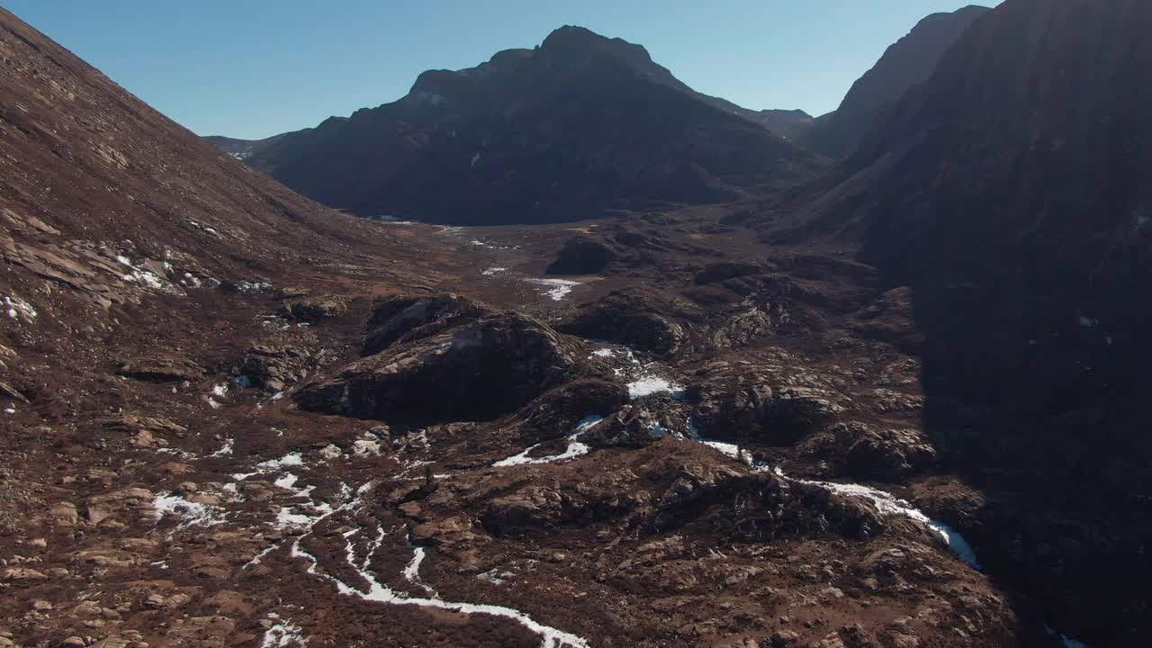 4K无人机镜头:高原和山脉鸟瞰图视频素材
