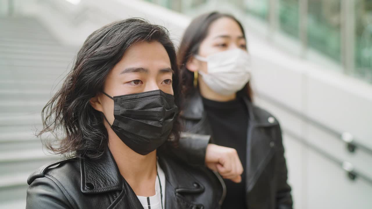 年轻时尚的年轻夫妇戴着防护口罩的肖像视频素材