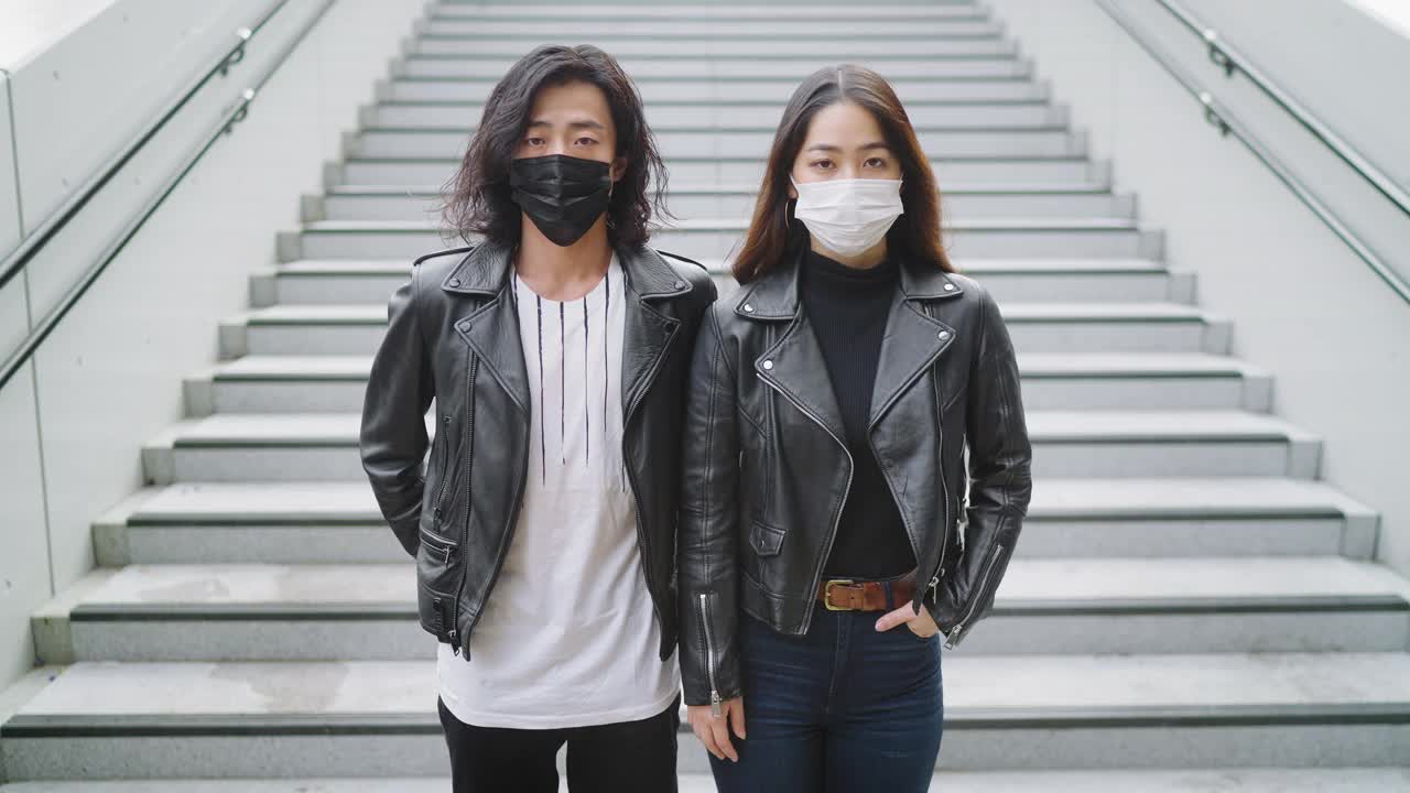 年轻时尚的年轻夫妇戴着防护口罩的肖像视频素材