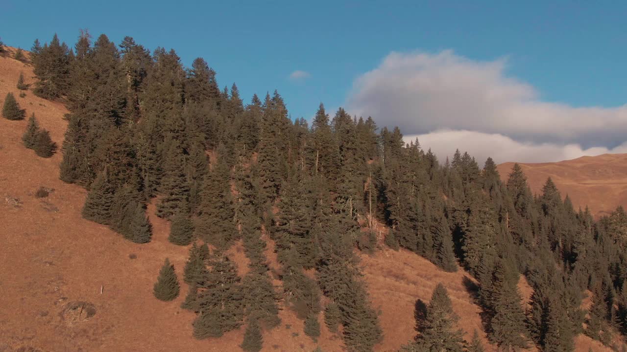 4K无人机镜头:高原和山脉鸟瞰图视频素材