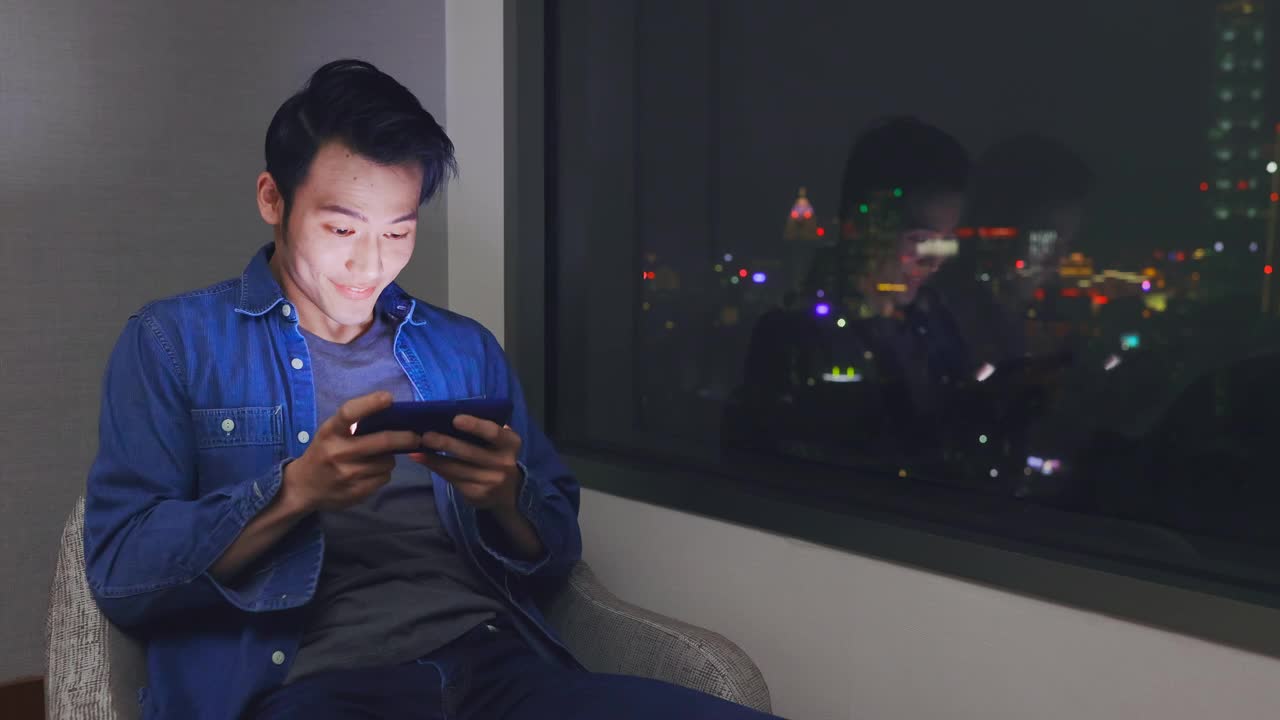 男人玩手机游戏视频素材