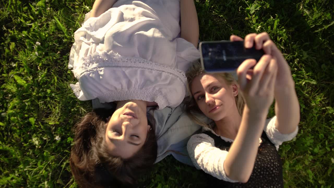 两个朋友在草地上自拍视频下载