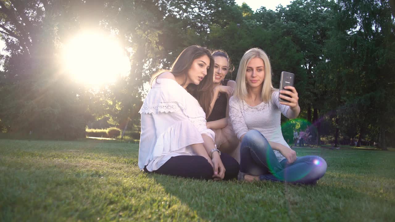 三个女孩在公园自拍视频素材