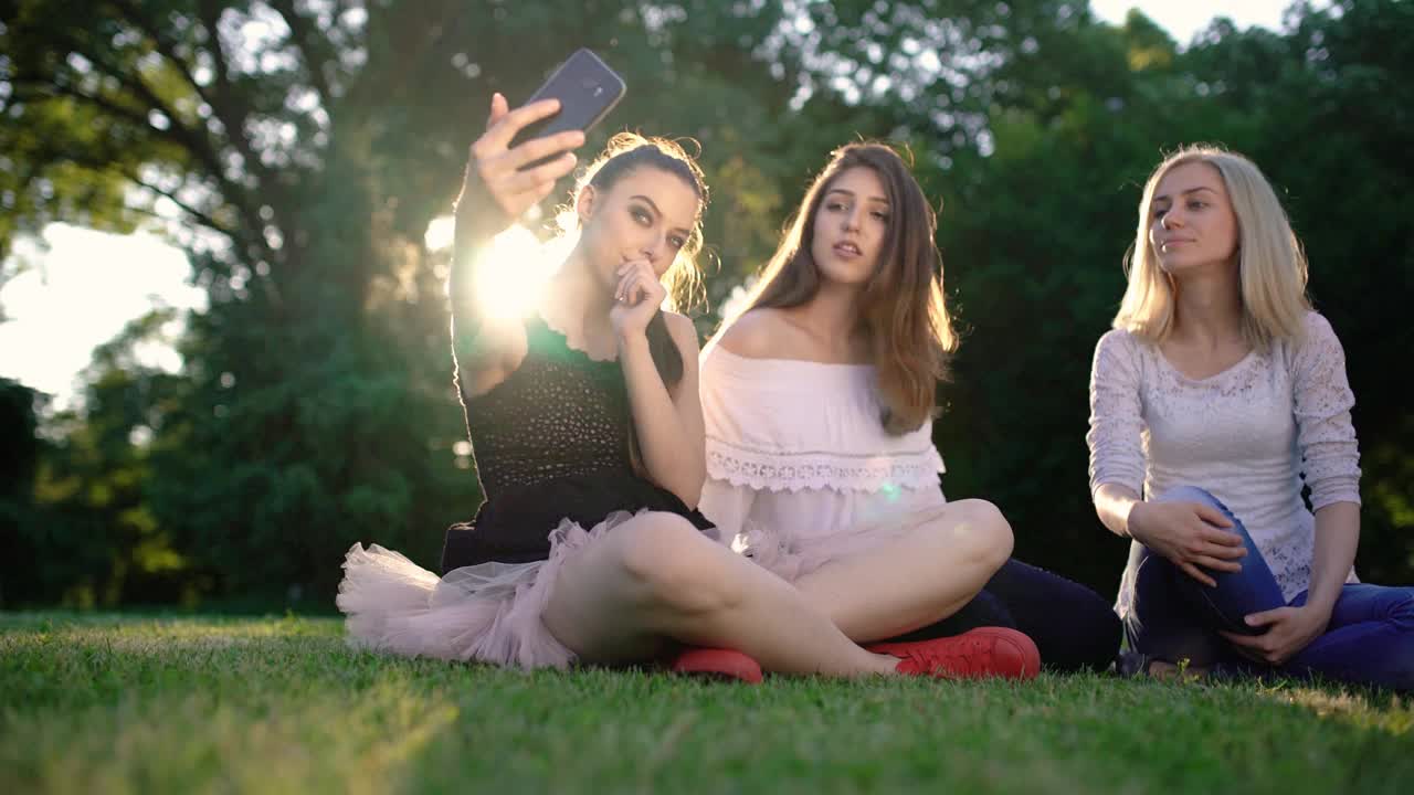 三个女孩在公园自拍视频素材