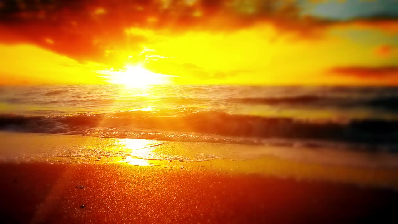 日落背景下的海浪景观视频素材