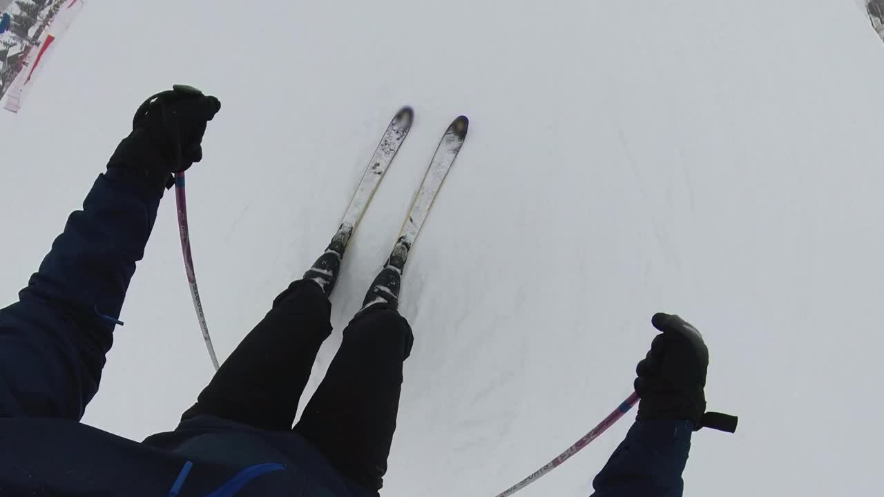 滑雪下的滑雪坡宽角度POV视角视频素材