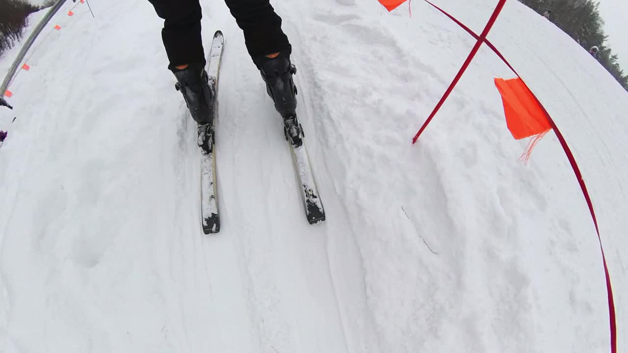 滑雪者使用t杆滑雪拖拽提升POV视频素材