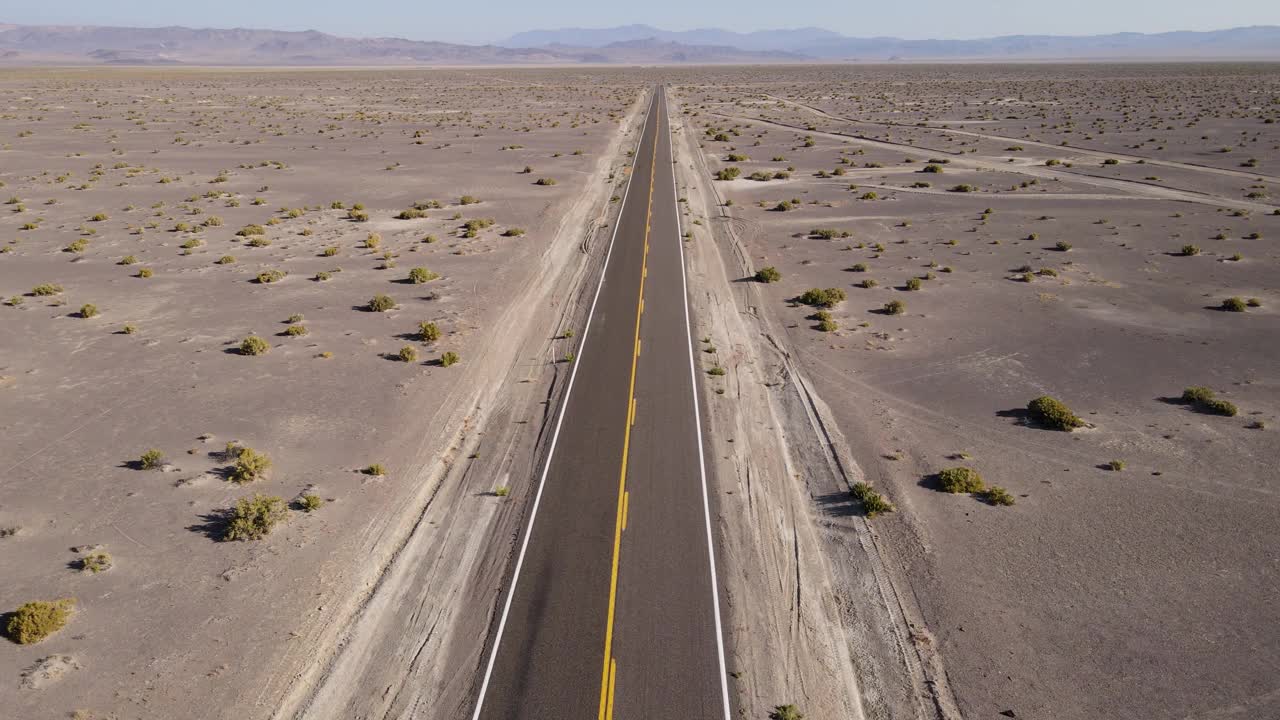 航拍内华达州一条没有汽车的偏远沙漠公路视频素材