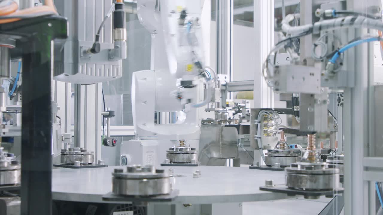 先进的机器人机械制造零件的自动化装配线视频下载