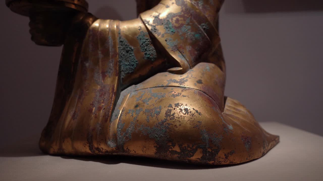 中国古代西汉鎏金青铜人形灯视频素材