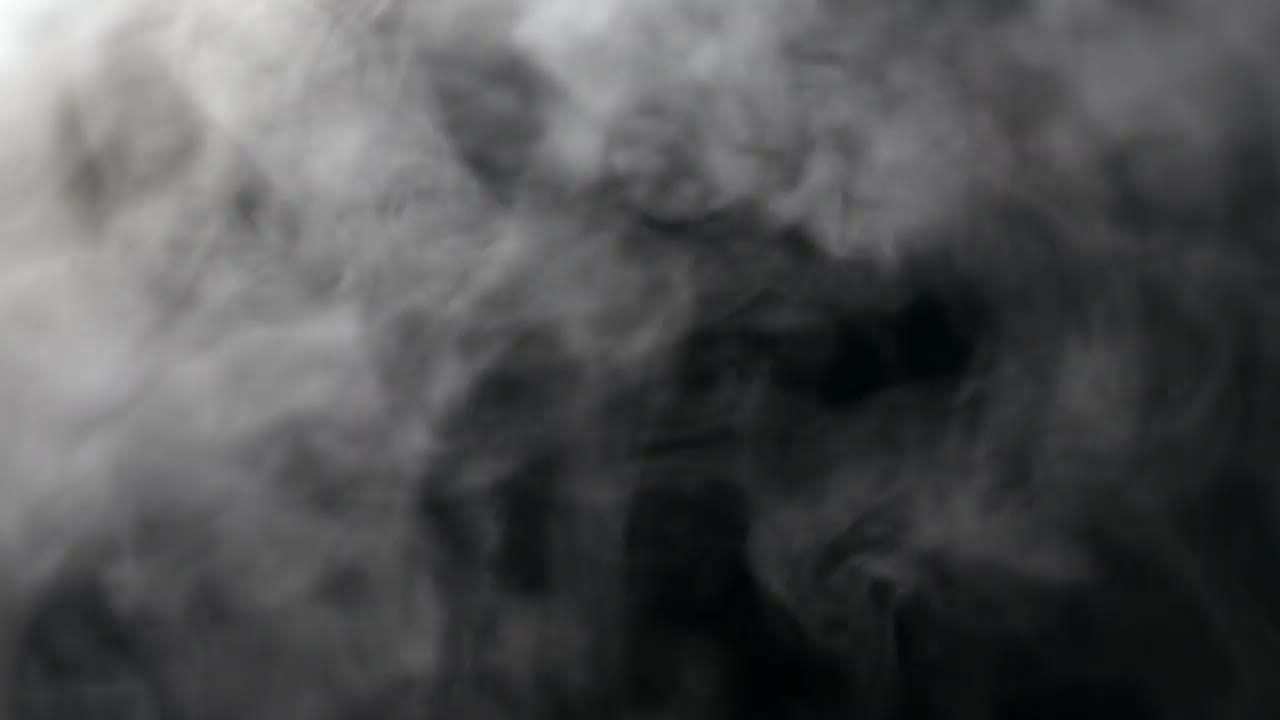 白色的蒸汽。雾蒙蒙的纹理。加湿器的蒸汽在黑色背景上视频素材