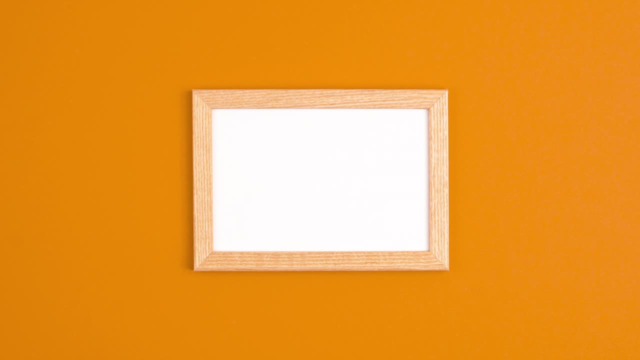 定格动画模型的白色框架和星星周围充满活力的橙色背景。母亲节节日礼物快乐的生日概念与空间为您的文本模板平铺视频下载