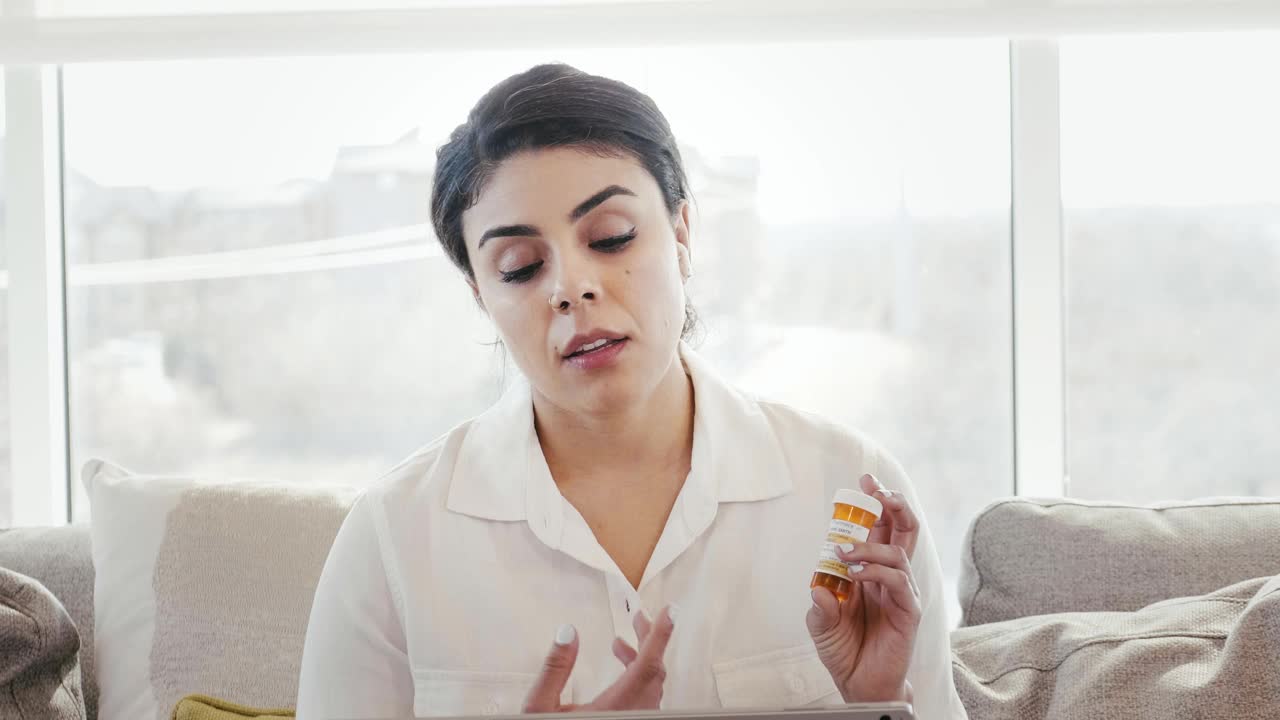 女患者在视频通话中与医生讨论药物视频素材