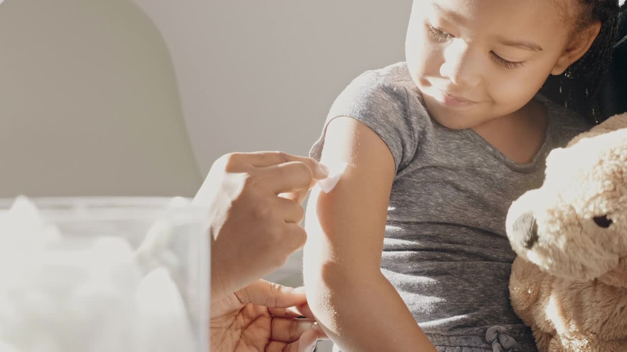 女孩在接受儿童免疫接种时哭泣视频下载