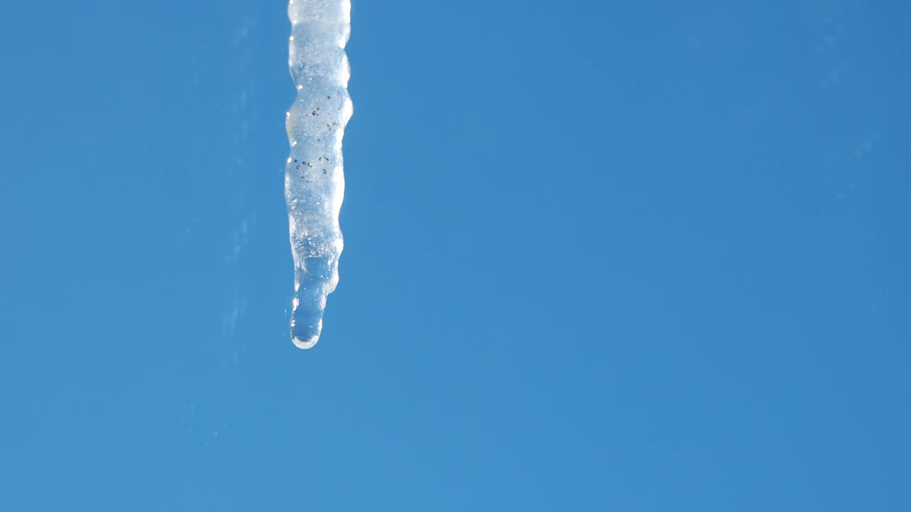 水滴从融化的冰柱上滴下来视频素材