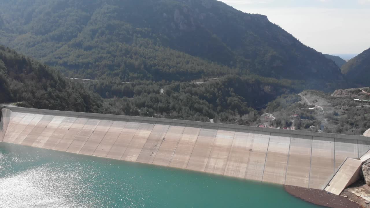 河上的水坝。水电大坝。大坝和水库湖泊。水电、可再生能源与可持续发展。山湖鸟瞰视频素材