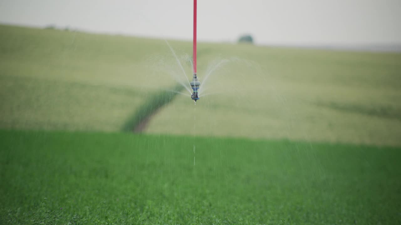 农田中中心支点灌溉系统的灌溉头。视频素材