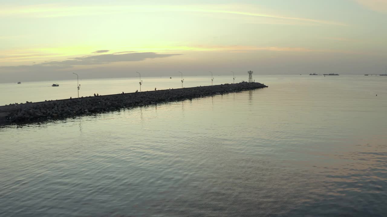 日落时分，多莉驶进港口码头视频下载