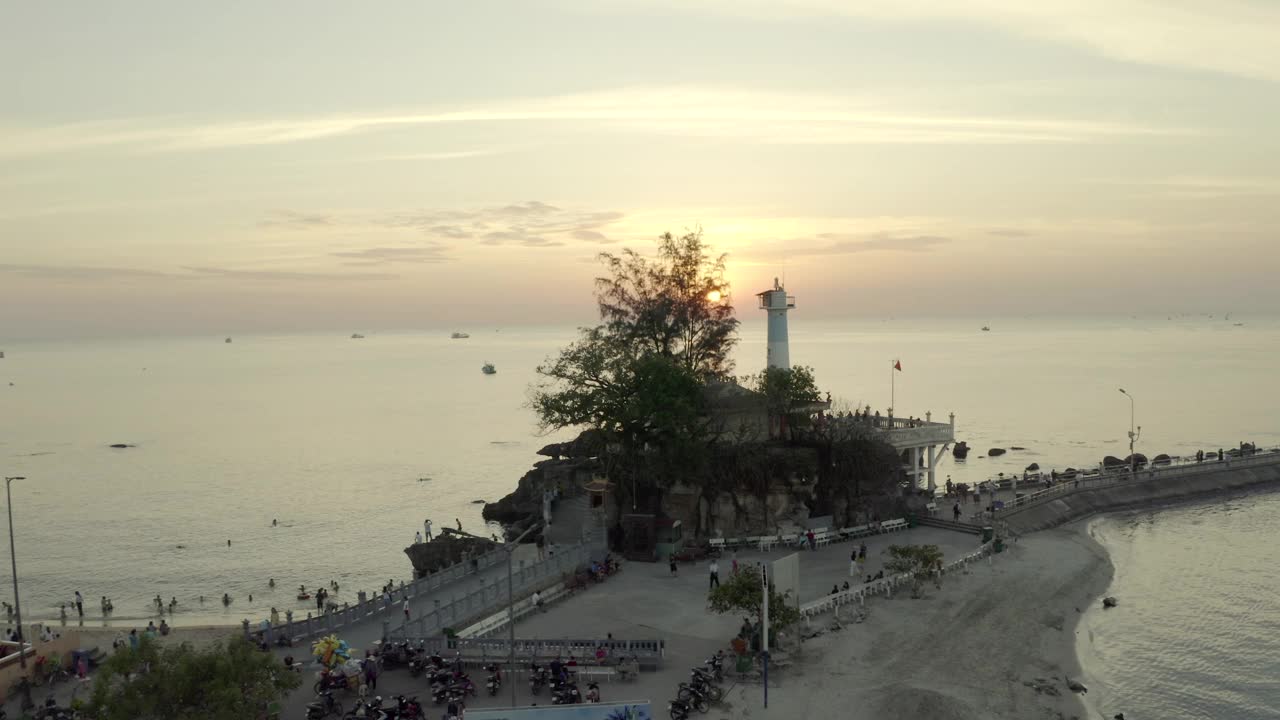 日落时港口的灯塔，高空摄影视频下载