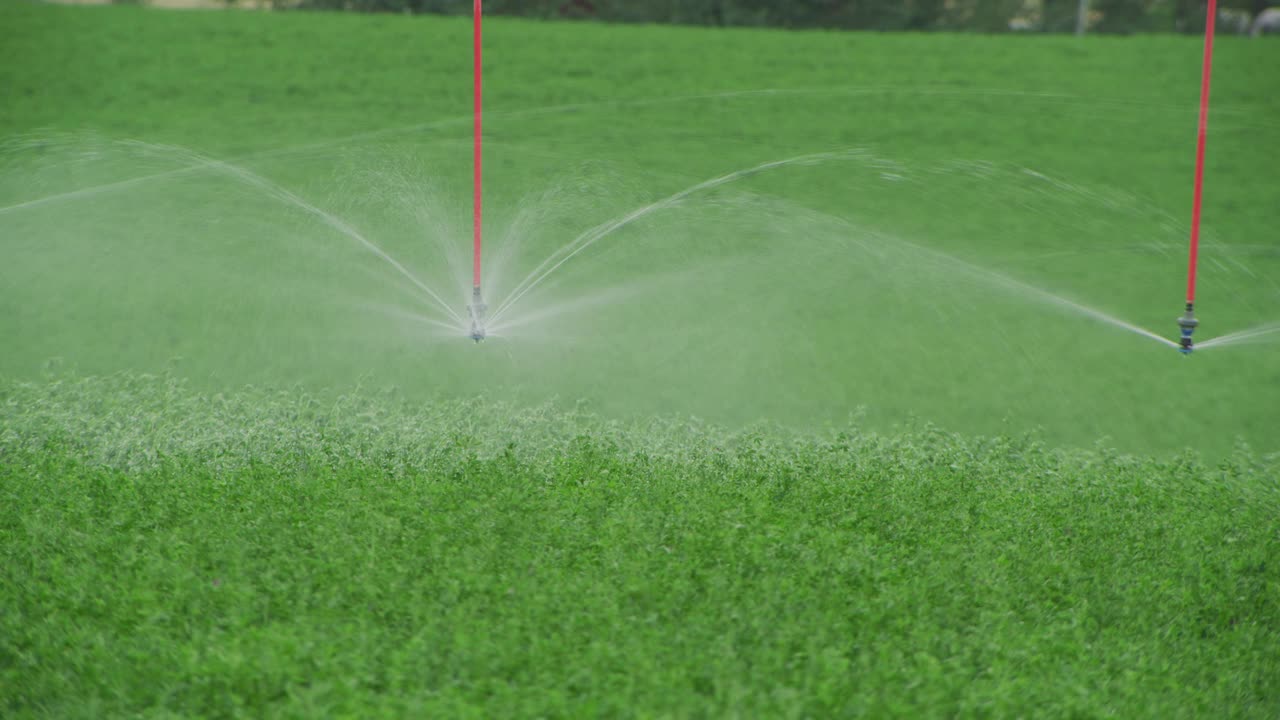 农田中枢轴式灌溉系统的灌溉头。视频素材