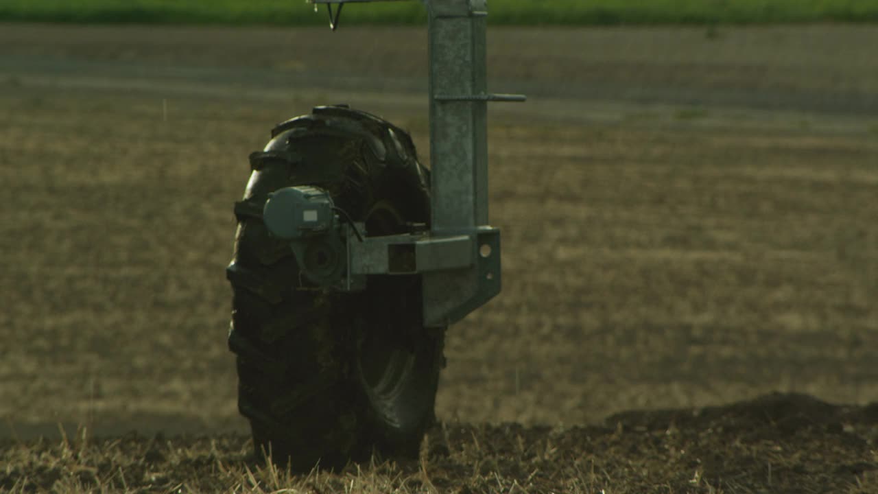 新耕农田中枢轴灌溉系统的轮胎视频素材