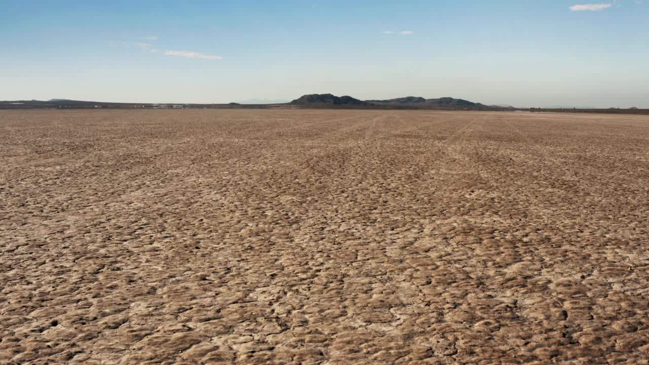 莫哈韦沙漠和干湖的鸟瞰图视频下载